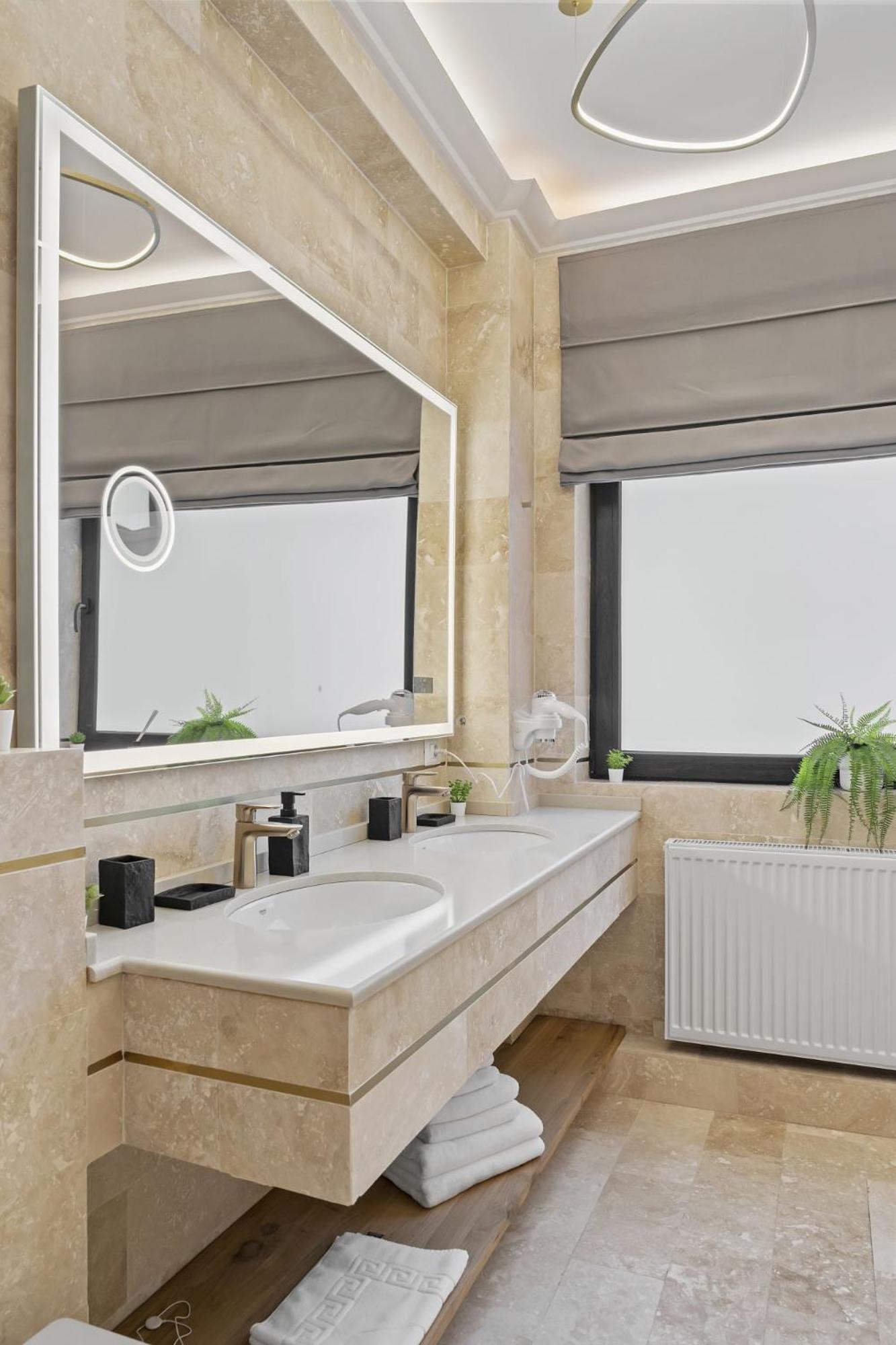 Central Two Rooms Apartment The Paradise Of Lights Bukares Bagian luar foto